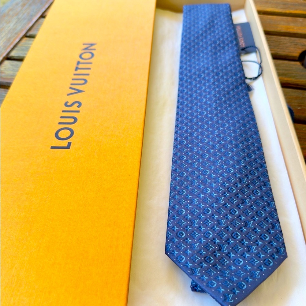 🔥LV HOLIDAY 26’🔥🆕💯LOUIS VUITTON LIMITED KNIGHT BLUE 3D-MONOGRAM MOTIF TIE🔥RARE✨